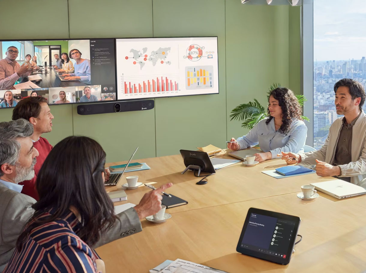 Videokonferenz Meetingraum mehrere Personen